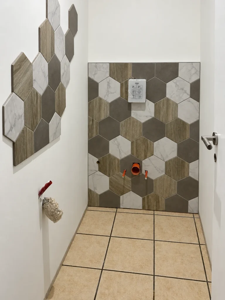 Habillage mural en carreaux hexagonaux dans des sanitaires
