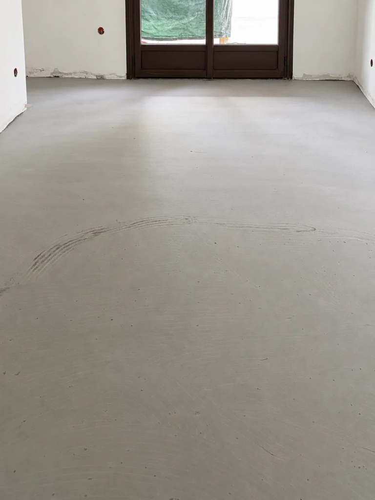 Chape intérieure avec traces de talochage avant revêtement