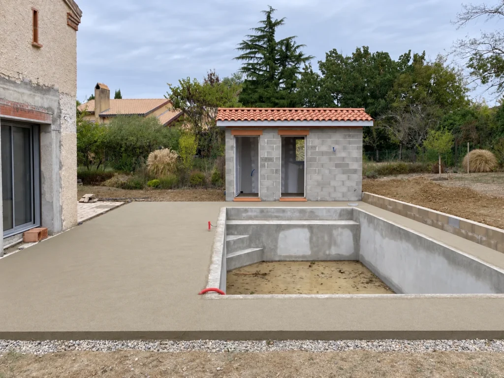 Support de terrasse autour d’un bassin en construction