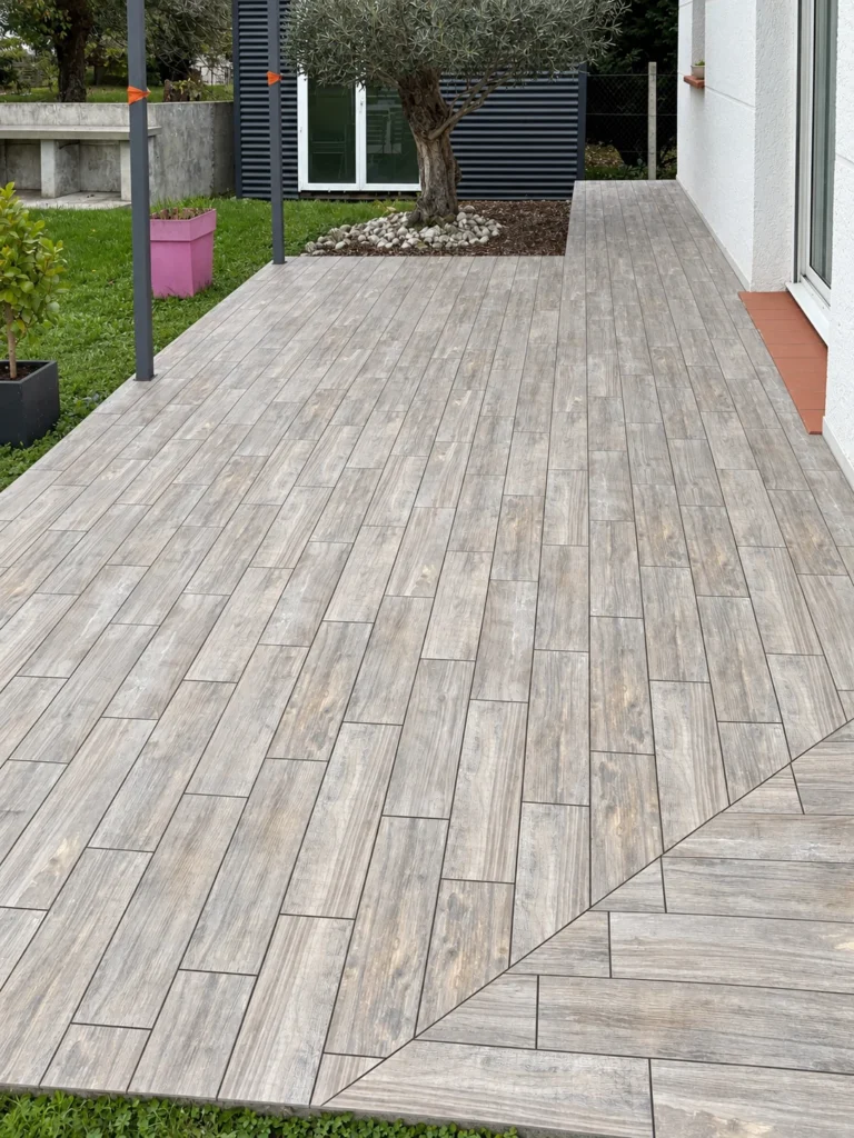Terrasse carrelée en lames imitation bois
