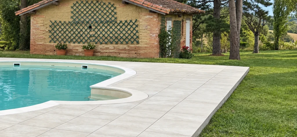 Piscine et terrasse auprès d’une maison en briques