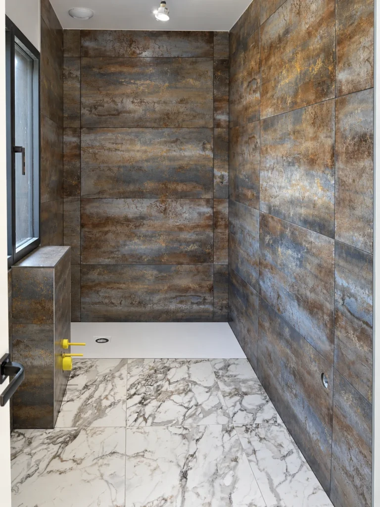 Douche aux carreaux effet métal et espace attenant habillé de marbre