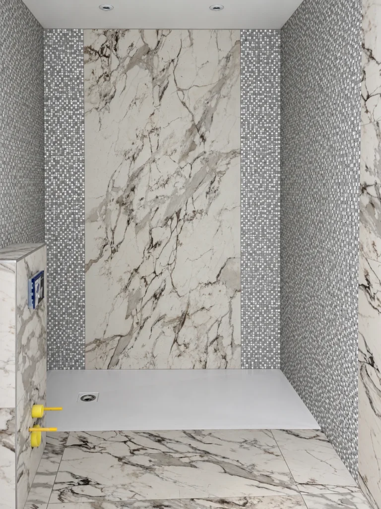Salle d’eau avec carrelage effet marbre et mosaïque argentée
