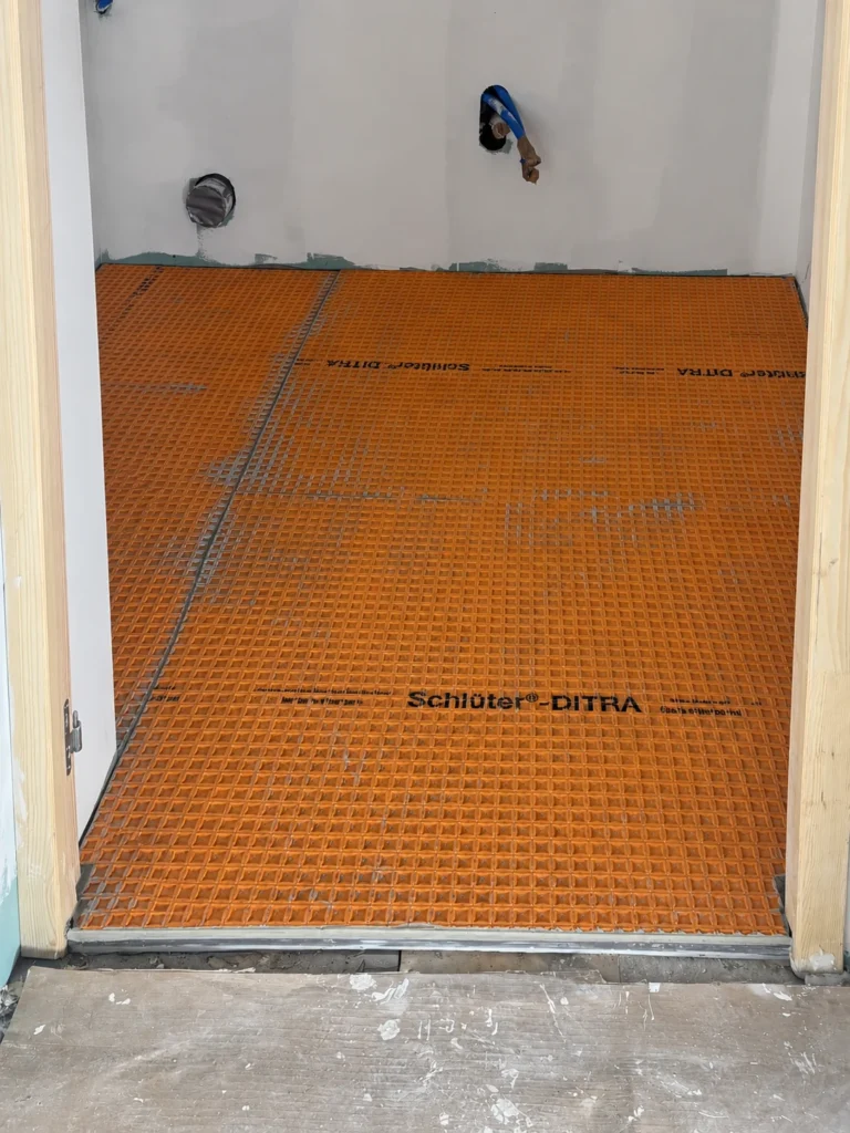 Natte de désolidarisation posée au sol avant carrelage