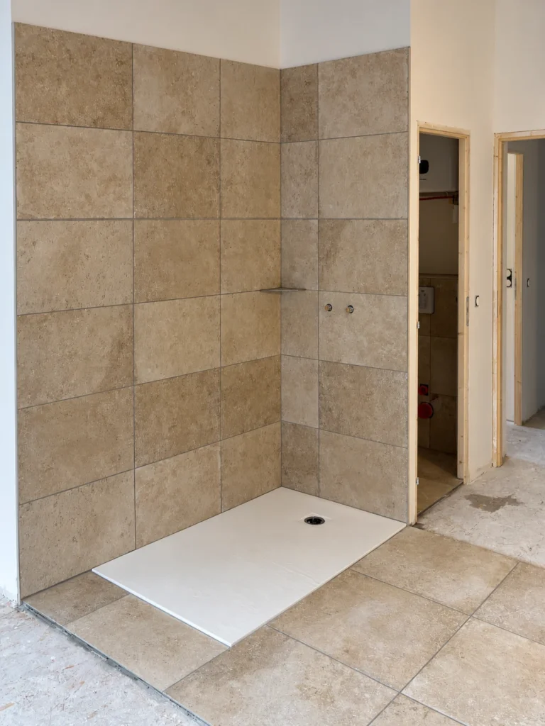 Revêtement mural de douche et receveur aux tons minéraux
